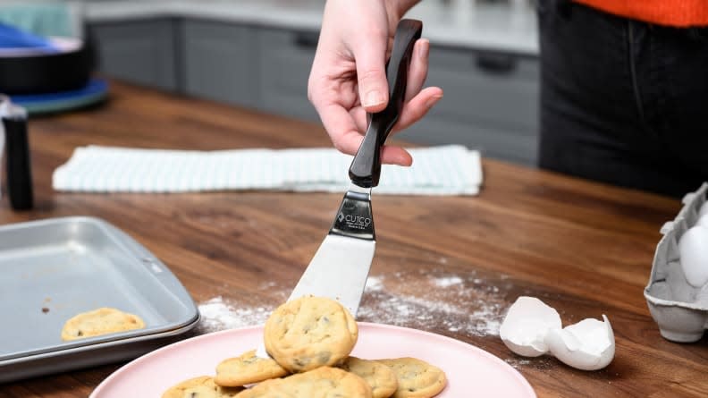 A flat spatula will help you easily transport cookies from the tray.