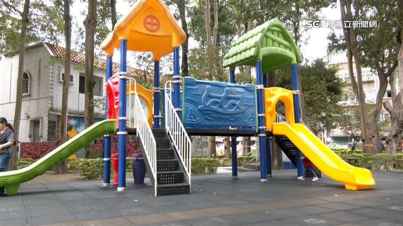 公園是家長會帶小孩子放電玩耍的地方。