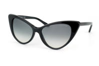 Erinnert an die Diven vergangener Tage: Schlichte, schwarze Katzen-Sonnenbrille von Tom Ford. (309 Euro via misterspex.de)