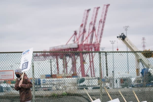 Workers began picketing Monday morning at several Port of Montreal facilities. (Ivanoh Demers/Radio-Canada - image credit)