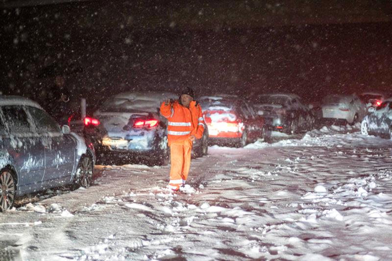 España: más de mil autos quedaron atrapados en la nieve en medio de un temporal