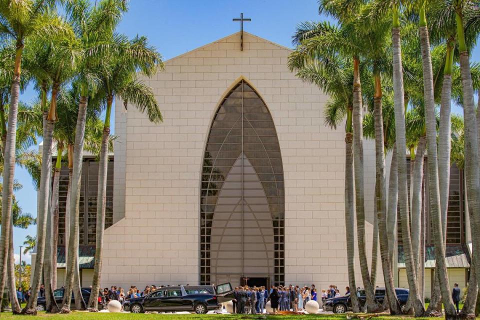 Se ve a la gente vestida de azul después de la misa fúnebre de Lucy Fernández en Church of the Epiphany en Miami, Florida, el lunes 12 de septiembre de 2022.