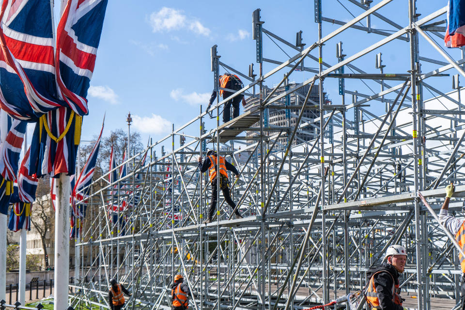 Workers build a viewing grandstand opposite Buckingham Palace on April 13.<span class="copyright">Amer Ghazzal—Shutterstock</span>