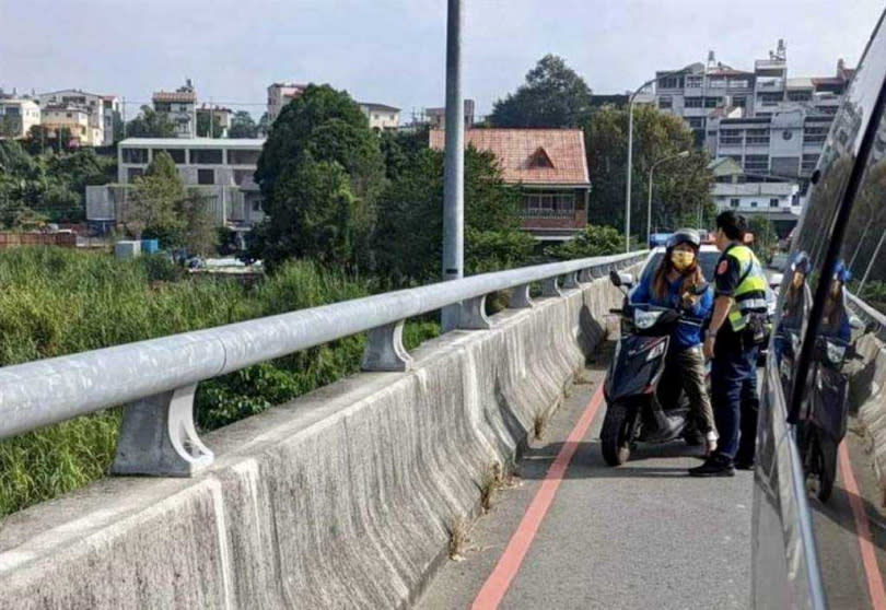 <strong>警方獲報到場，婦人才坦承亂丟廚餘至愛村橋下的南港溪。（圖／CTWANT）</strong>