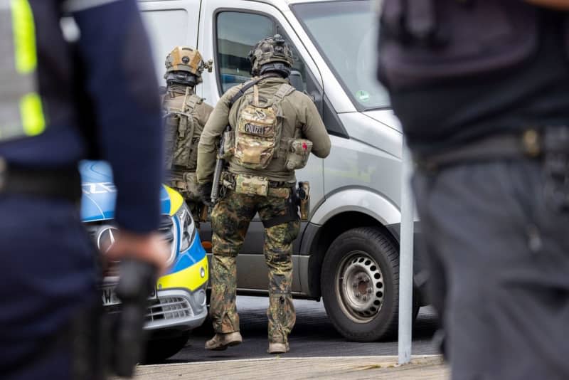 Officers from a special task force (SEK) are deployed in full gear at a school. Several pupils have been injured at a school in Wuppertal. A suspect has been arrested, said a police spokesman in Düsseldorf. The police were on the scene with large numbers of officers. Christoph Reichwein/dpa
