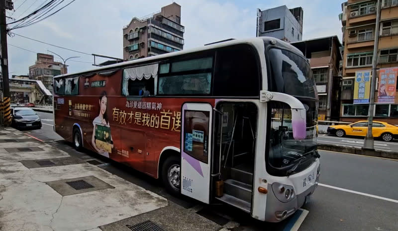 客運擦撞店家遮雨棚  車體玻璃破裂 國光客運于姓男駕駛23日上午打算將車開到修理廠維 修，在導航指引下駛入基隆市龍安街窄巷，導致車體 擦撞到店家遮雨棚，車體右側玻璃破裂，在警方協助 下，駕駛于男順利倒車脫困，將客運停在南榮路派出 所前。 中央社記者王朝鈺攝  113年4月23日 