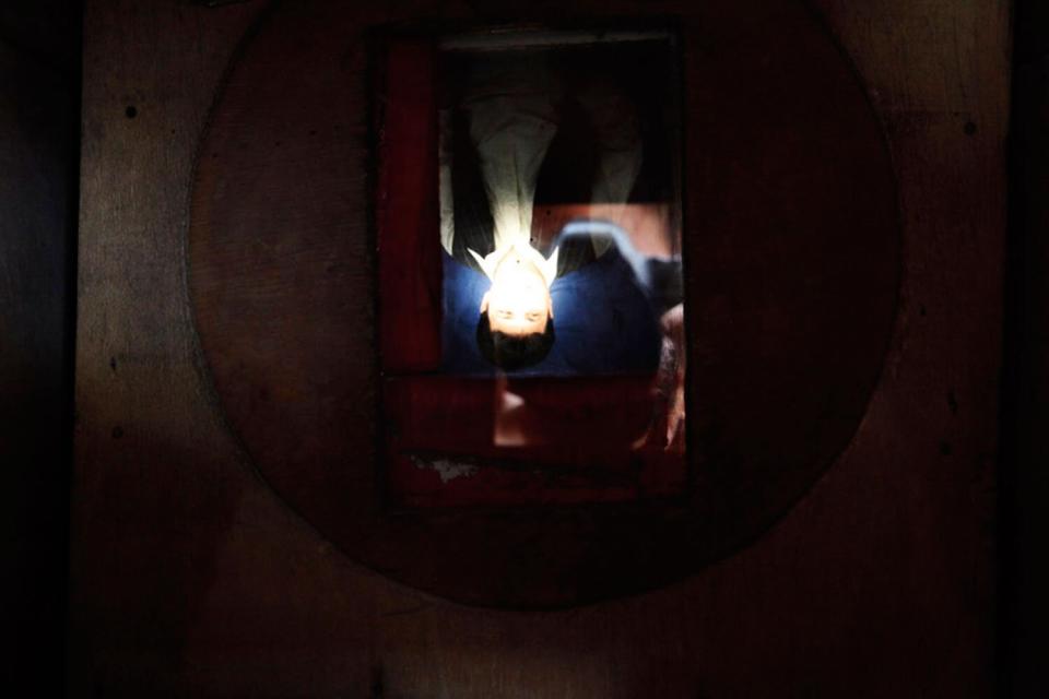An image of a customer projected onto the focusing plate of Qalam Nabi's camera.