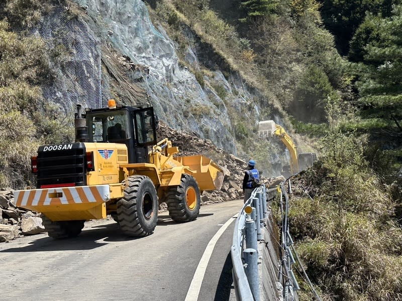 台14甲線南投仁愛鄉鳶峰路段坍方搶修 受3日花蓮地震影響，省道台14甲線23.4公里處仁愛鄉 鳶峰路段落石坍方阻斷交通，警方在台14甲線18至32 公里處管制，交通部公路局中區養護工程分局派機具 搶修中。 （公路局提供） 中央社記者蕭博陽南投縣傳真  113年4月3日 