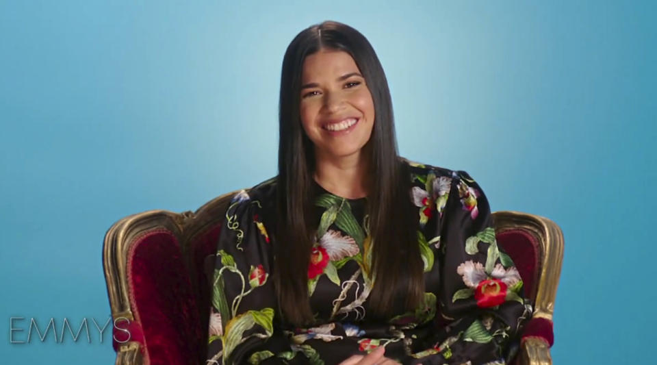 En esta imagen de video del domingo 20 de septiembre del 2020, cortesía de la Academia de las Artes y Ciencias Televisivas, America Ferrera habla en la transmisión de la 72da edición de los premios Emmy. (The Television Academy and ABC Entertainment via AP)