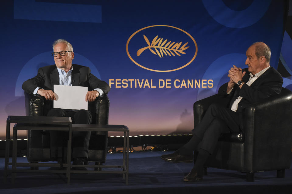 El director del Festival de Cine de Cannes Thierry Fremaux, izquierda, y el presidente del festival Pierre Lescure charlan durante la presentación de la selección oficial del festival 2020 en un cine vacío el miércoles 3 de junio de 2020 en París. El festival de este año se canceló por el brote de coronavirus, pero las películas seleccionadas podrán anunciarse con su “sello de aprobación”. (Serge Arnal, Pool vía AP)