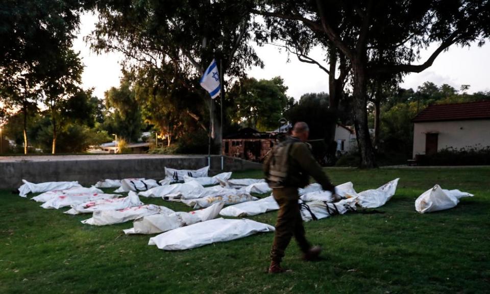 Bodies of Hamas militants wrapped in white bags 