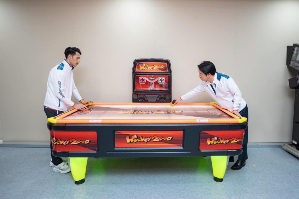 賴清德（右）與楊俊瀚玩桌上曲棍球。（翻攝自賴清德臉書）