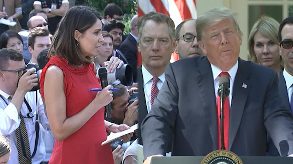 Cecilia Vega y Donald Trump durante la conferencia de prensa en la que el presidente insultó a la periodista/AP.