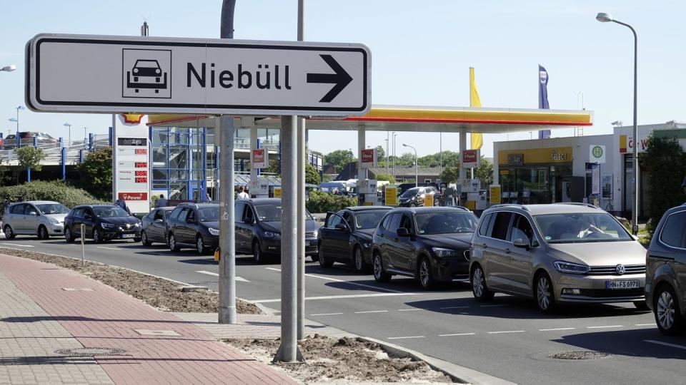 Wegen beschädigter Bahnschienen zwischen Westerland und Hamburg müssen Urlauber lange Wartezeiten in Kauf nehmen. Foto: Volker Frentzel/Syltpicture