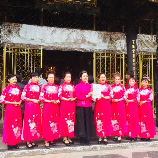 全球素食嘉年華會龍山寺舉行　上供圓滿素漢堡祈福開新運