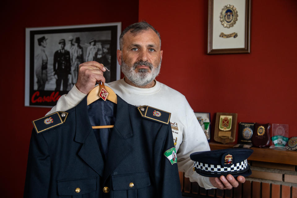 El expolicía local Casimiro Villegas mostrando el uniforme que guarda en su casa de Dos Hermanas, (Sevilla) / Foto: Fernando Ruso