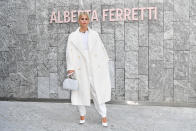 La conocida <em>influencer</em> alemana apostó por un estilismo <em>oversize</em> que no le favorecía demasiado. (Foto: Jacopo Raule / Getty Images)