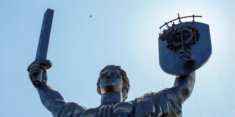 Soviet symbol removed from the shield of the Motherland monument
