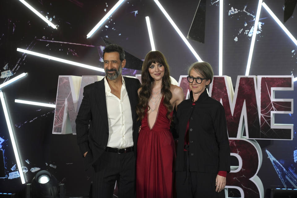 Los actores José María Yazpik, de izquierda a derecha, Dakota Johnson y la directora S. J. Clarkson, posan en la alfombra roja de la película "Madame Web" en la Ciudad de México el martes 13 de febrero de 2024. (Foto AP/Marco Ugarte)