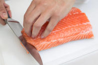 <b>Lachs</b><br><br>Wer etwas Abwechslung auf seinen pflanzlich orientierten Speiseplan bringen will, sollte statt zu rotem Fleisch lieber zu Fisch wie Lachs, Sardinen oder Makrelen greifen. Diese sind nicht nur reich an wertvollen Omega-3-Fettsäuren, sondern auch voll von Vitamin D. In Studien konnte belegt werden, dass Omega 3 die Vermehrung von Krebszellen verhindern kann und somit „tumorinhibitorisch" wirkt. (Bild: thinkstock)