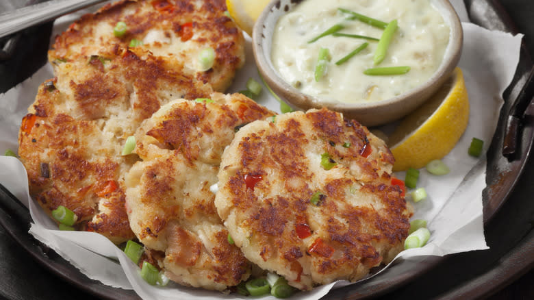 crab cakes on plate