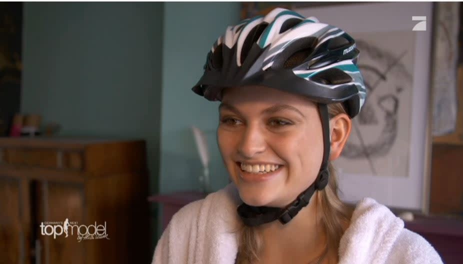 Alicija gewinnt das Nackt-Shooting und darf als Belohnung ein weiteres Shooting mit Fahrradhelm machen. (Bild: Screenshoot/ProSieben)