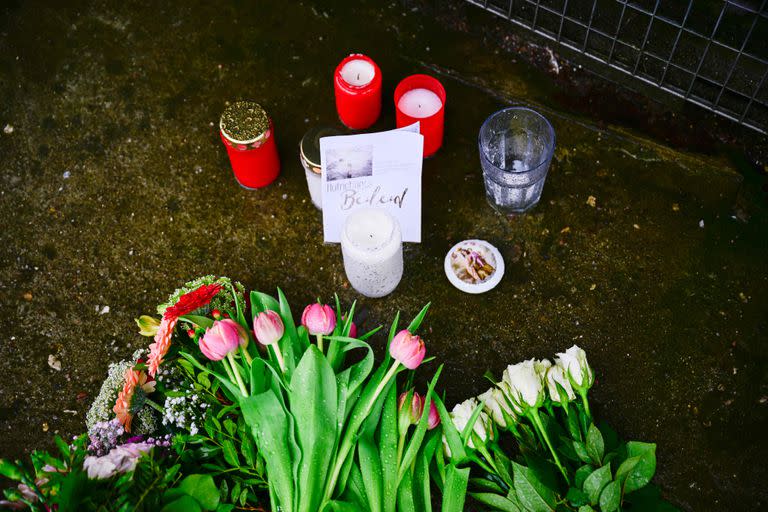 Flores y velas en el lugar donde varias personas murieron en una iglesia en un tiroteo la noche anterior en Hamburgo, norte de Alemania, el 10 de marzo de 2023.