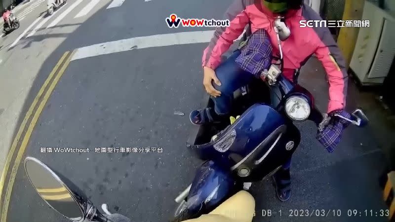 婦人摸了摸膝蓋。（圖／翻攝自WoWtchout-地圖型行車影像分享平台）