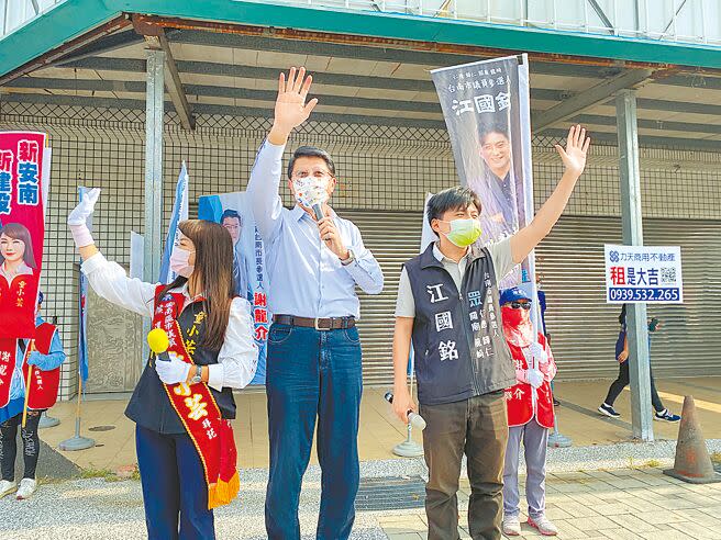 國民黨台南市長參選人謝龍介（中）陪同民眾黨市議員參選人江國銘（右）站在仁德區中山路街頭向市民拜票，被解讀是「藍白合」起手式。（曹婷婷攝）