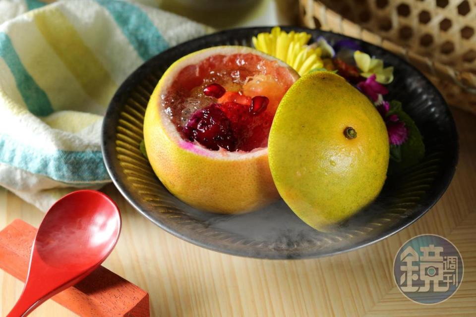 「甜點一品」有草莓、哈蜜瓜球、火龍果球，覆蓋薄荷晶凍，宛如一座水果花園。