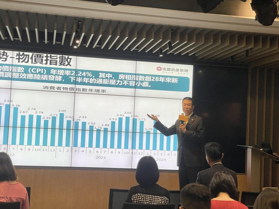 永慶房產集團業務總經理葉凌棋25日說明最新的房產趨勢。（圖：張佳琪攝）