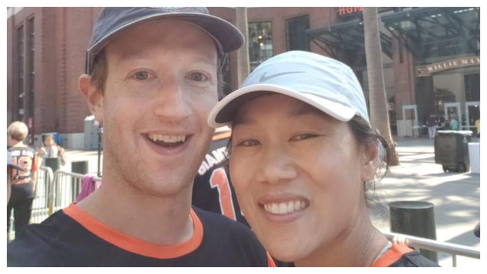臉書甫上市，佐克柏(左)與當時擔任小兒科醫生的華裔女友Priscilla Chan(右)結婚了，這對新人在臉書上公佈結婚喜訊，獲60萬人按讚，兩人鶼鰈情深，育有二女。     圖／臉書創辦人Mark Zuckerberg臉書