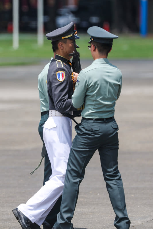 黃埔百年校慶活動  軍校生身體不適（2） 「黃埔建校100週年校慶活動」16日上午在陸軍官校 舉行，有軍校生在聽訓時身體不適被攙扶離開。 中央社記者吳家昇攝  113年6月16日 