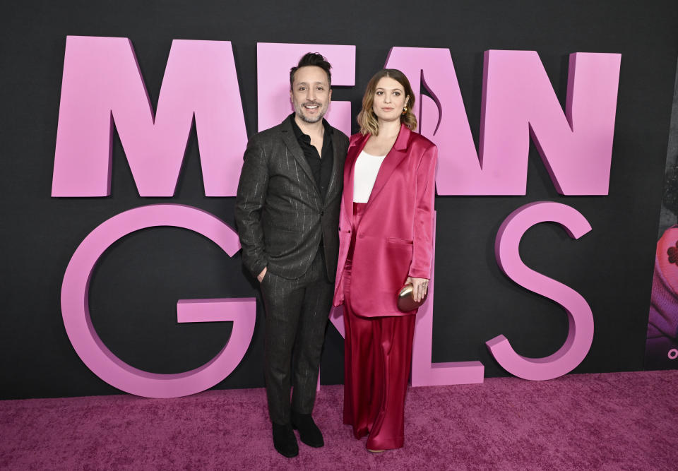 Los directores Arturo Perez Jr, izquierda, y Samantha Jayne asisten al estreno mundial de "Mean Girls" en el cine AMC Lincoln Square el lunes 8 de enero de 2024, en Nueva York. (Evan Agostini/Invision/AP)