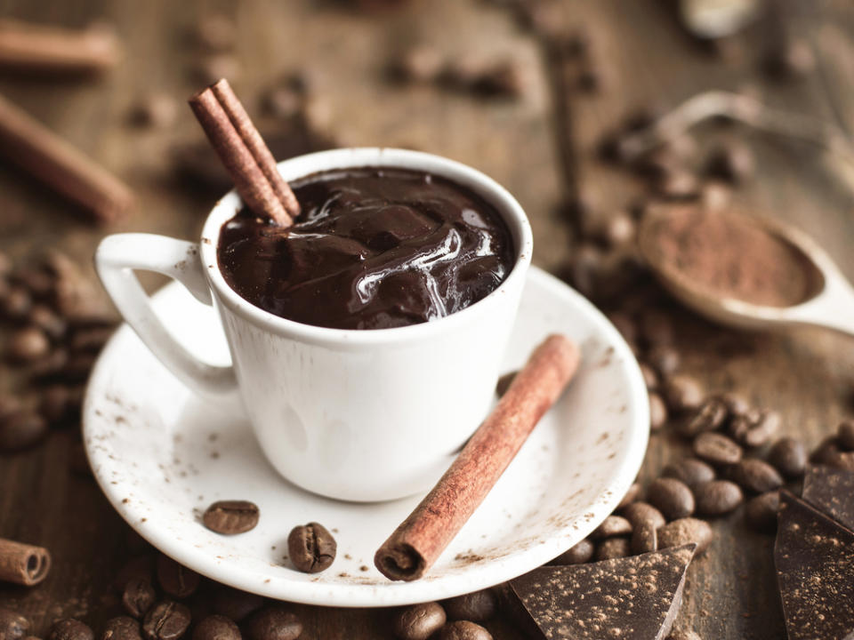 Lecker! Wer kann zu einer heißen Schokolade schon Nein sagen? (Bild: Ekaterina F/Shutterstock.com)