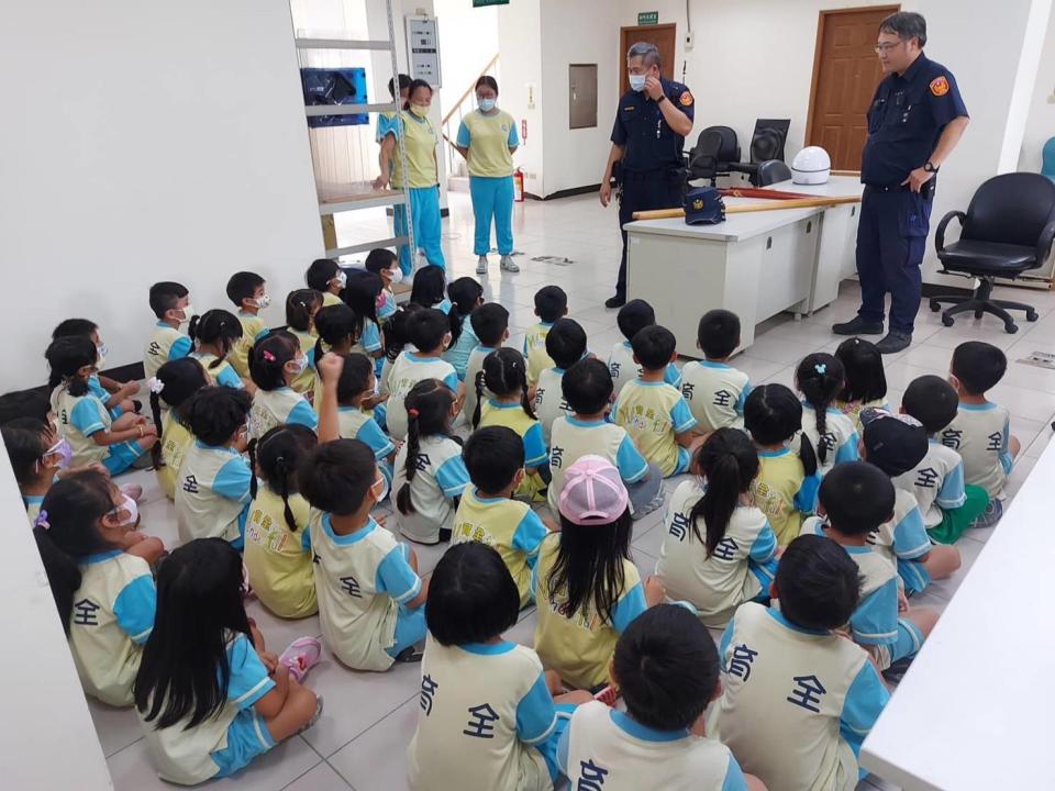 鶯歌區鳳鳴里慶祝中秋節暨親子園遊會，三峽警攜手幼教所宣導呼籲共同防範詐騙。（記者張艷君翻攝）