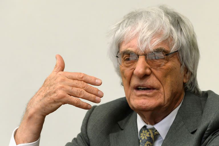 El director ejecutivo de Fórmula Uno, Bernie Ecclestone, espera en el juzgado de Múnich el 16 de julio de 2014, otro día de su juicio por corrupción..