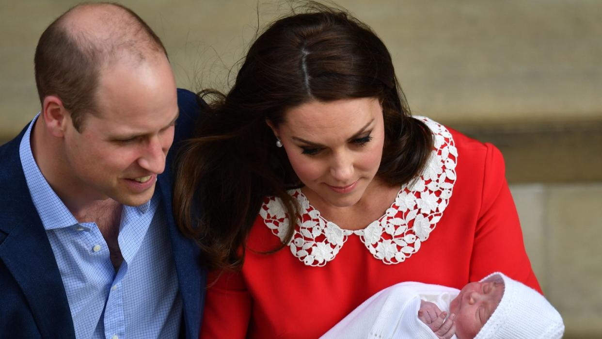 Prinz William und Herzogin Kate mit ihrem neugeborenen Kind vor dem St. Mary’s Hospital. Foto: John Stillwell/PA Wire