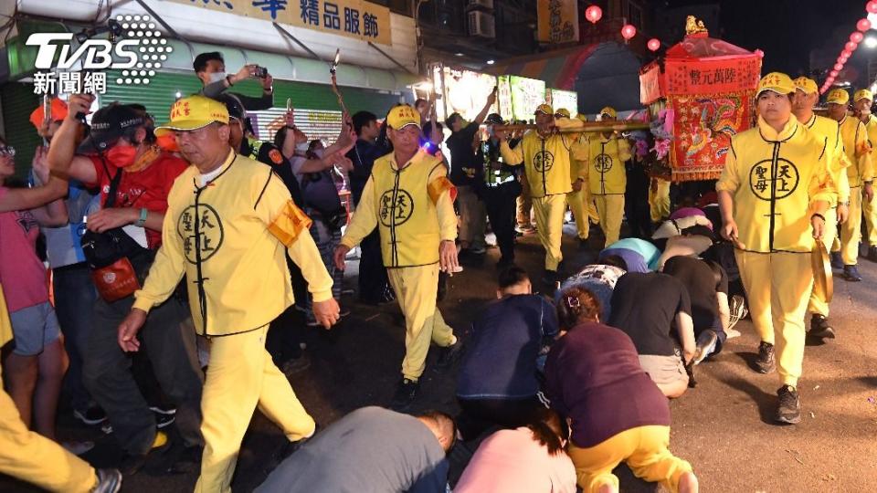 白沙屯媽祖夜間急行回宮。 （圖／胡瑞麒攝）