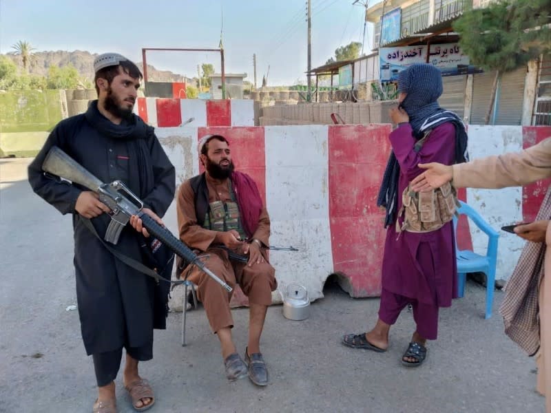 AFGHANISTAN: LES TALIBAN ACCUMULENT LES GAINS SUR LA ROUTE DE KABOUL