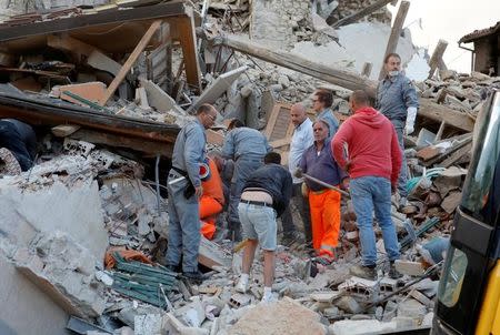 Rescuers works after a quake hit Amatrice, central Italy, August 24, 2016. REUTERS/Remo Casilli