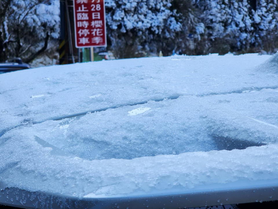 台七甲線四十五點七公里處降下瑞雪，部分地方覆蓋白雪。（記者陳金龍翻攝）