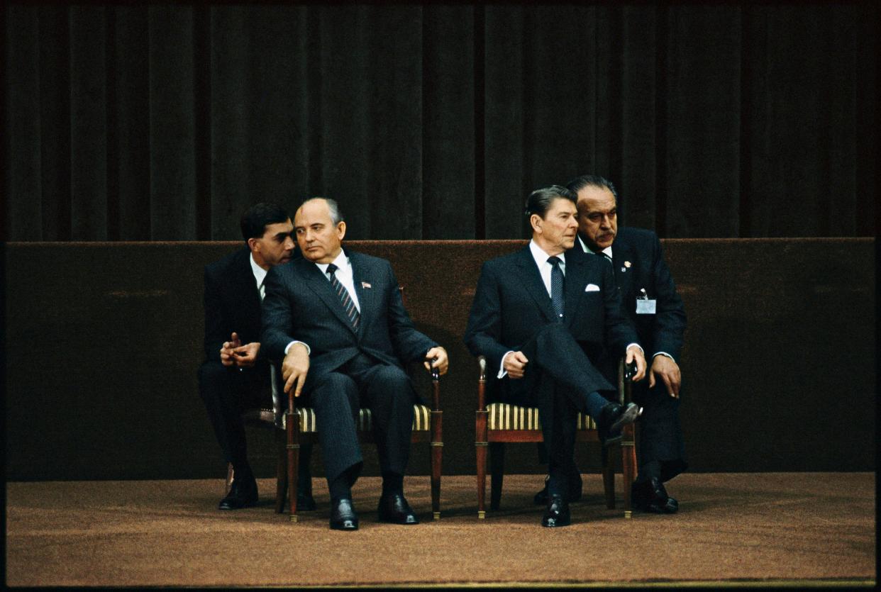 Переговоры рейгана и горбачева. Горбачев Рейган Женева 1985. Встреча горбачёва и Рейгана в Женеве. Шушутаж. Мальтийский саммит.