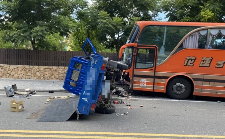 小貨車被客運專車撞翻。（圖／翻攝畫面）