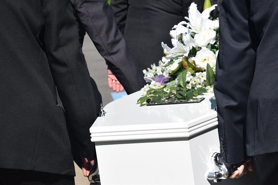 歐文斯將父親的棺木抬上靈車，隨後就被兩名便衣警察開槍。（示意圖，與當事人無關／Pixabay）