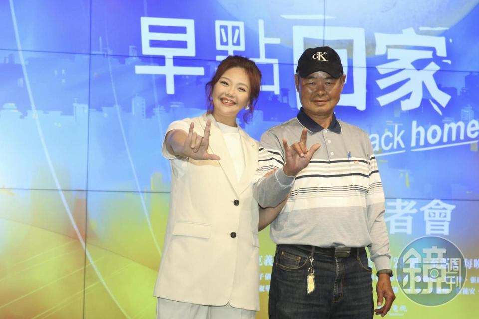 林嘉俐和父親一起出席新戲記者會。