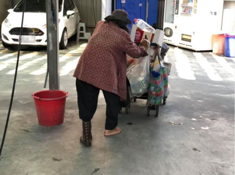 ▲有網友在洗車場發現一名阿嬤正在撿回收，卻有一隻腳沒穿鞋，隨後他上前做出「一暖舉」，引來上萬名網友大讚。（圖／翻攝爆廢公社二館臉書）