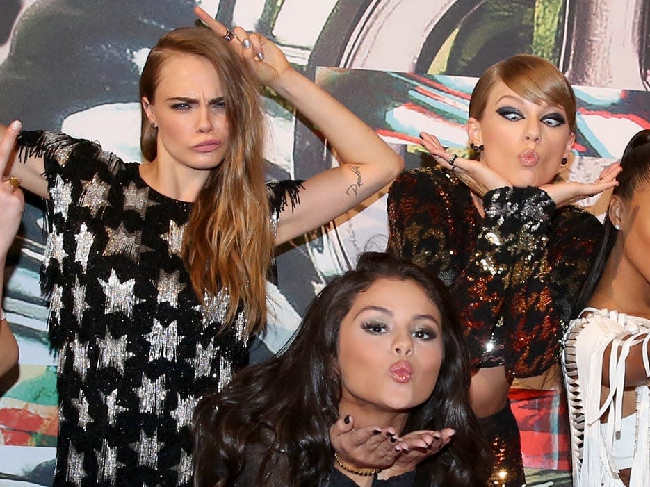 taylor swift with her bad blood squad at the 2015 mtv video music awards vmas