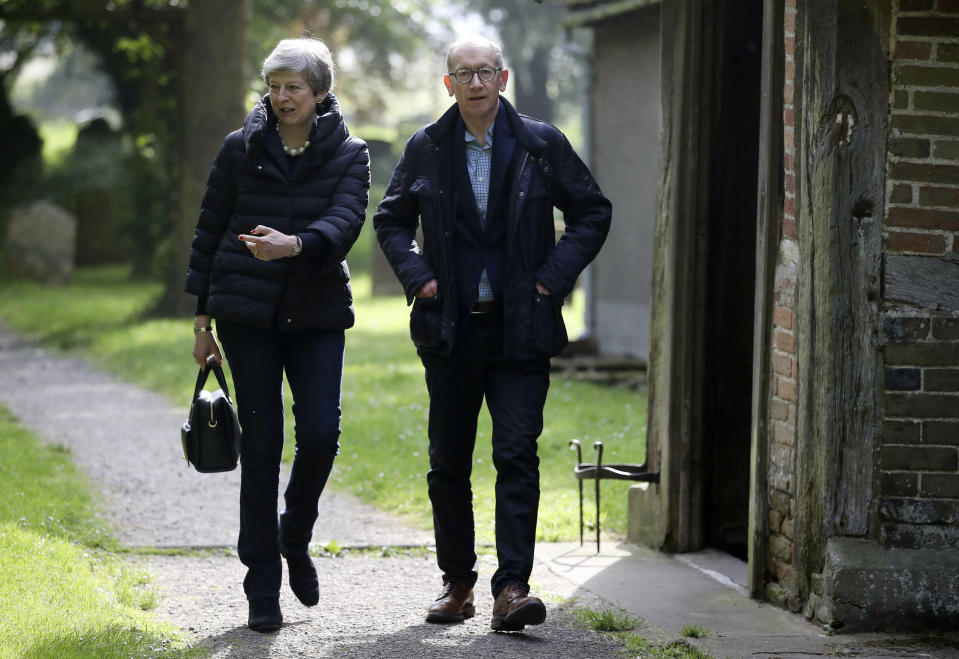 La primera ministra británica Theresa May con su esposo, luego de un servicio en una iglesia en Maidenhead en Inglaterra, el 19 de mayo del 2019. (Andrew Matthews/PA via AP)