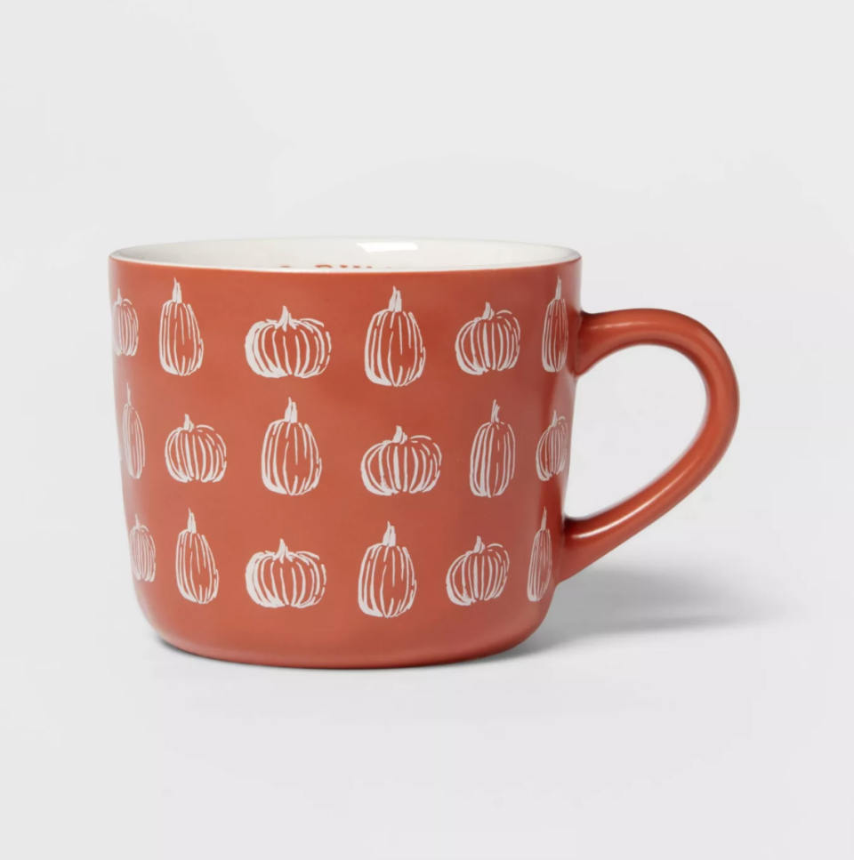 <p>Esta taza de café con estampado de calabazas que no te puede faltar durante la temporada. Stoneware Hello Pumpkin Daria Mug Orange, de Threshold. $5. <a href="http://target.com" rel="sponsored noopener" target="_blank" data-ylk="slk:target.com;elm:context_link;itc:0;sec:content-canvas" class="link ">target.com</a></p>